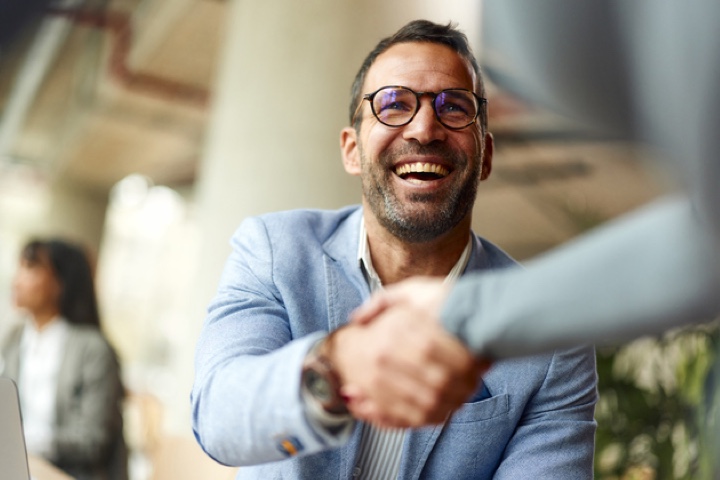 businessman shaking hands@2x