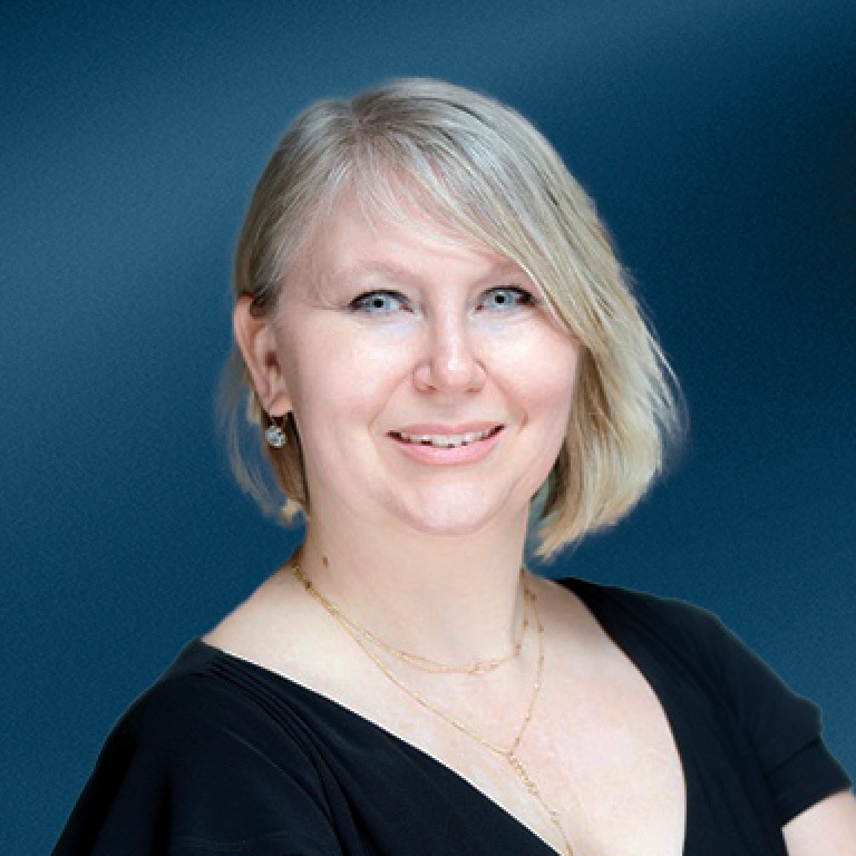 headshot laura macauley