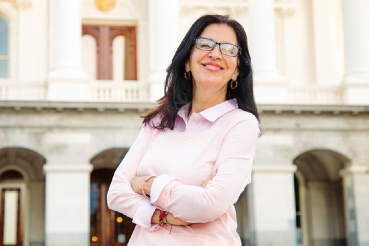 woman smiling with crossed arms@2x